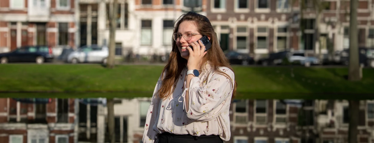 Vrouw die belt