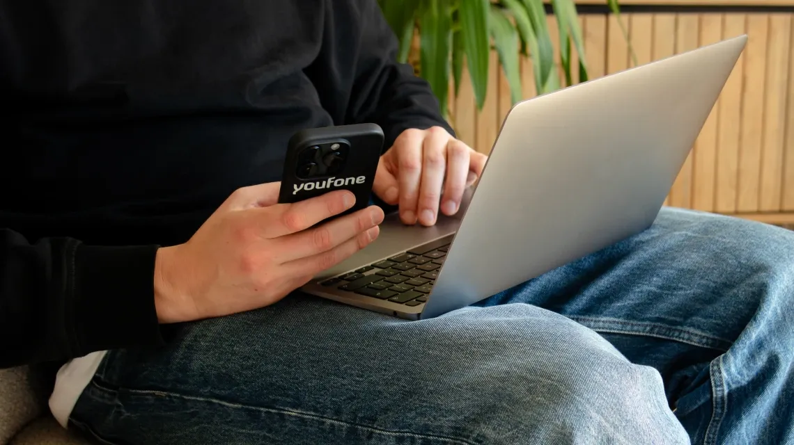 man met laptop en telefoon