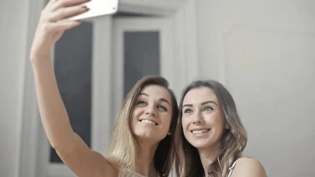 vrouwen die een selfie maken