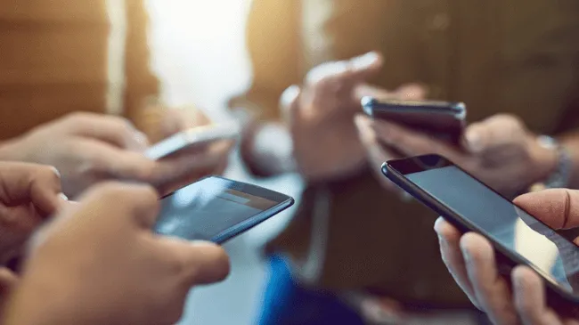 mensen met smartphones